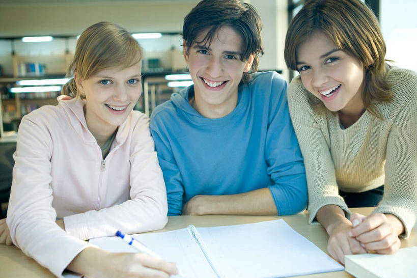 西方人,三个人,伙伴,朋友,图书馆,站,坐,笑,微笑,露齿笑,横图,室内,白天,正面,看书,阅读,友谊,台灯,桌子,书籍,椅子,欧洲,欧洲人,撑,握,学习,服装,笔,木椅,灯光,记事本,拿,拿着,注视,休闲装,书桌,灯,衣服,本子,笔记本,课桌,书本,灯具,观察,看,站着,休闲,休闲服,读书,浏览,握着,服饰,观看,察看,撑着,照明设备,关注,浏览室,友情,男人,男性,年轻男性,年轻女性,女人,女性,白种人,书,图书,站立,坐着,半身,彩图,书库,图书库,阅览室