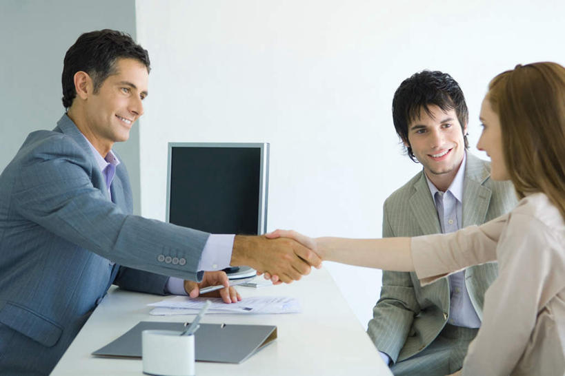 西方人,三个人,商务人士,商务男性,商务女性,办公室,握手,笑,说,微笑,露齿笑,横图,室内,白天,侧面,衬衫,电脑,显示器,鼠标,键盘,家具,桌子,笔筒,欧洲,欧洲人,套装,网络,笔,材料,档案,文件,办公桌,输入设备,通讯设备,相视,资料,面对面,台式电脑,对视,文档,通信设备,相对,商务装,工薪阶层,输出设备,相看,办公家具,交流,男人,男性,年轻男性,年轻女性,女人,女性,白种人,白领,上班族,搀手,沟通,讲话,交谈,拉手,手拉手,手握手,说话,谈话,半身,彩图,衬衣