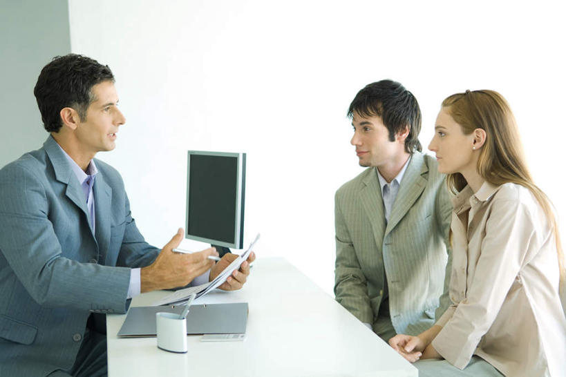 西方人,三个人,商务人士,商务男性,商务女性,办公室,说,横图,室内,白天,正面,衬衫,电脑,显示器,鼠标,键盘,家具,桌子,笔筒,欧洲,欧洲人,套装,网络,笔,材料,档案,文件,办公桌,输入设备,通讯设备,相视,资料,面对面,台式电脑,对视,文档,通信设备,相对,商务装,工薪阶层,输出设备,相看,办公家具,交流,男人,男性,年轻男性,年轻女性,女人,女性,白种人,白领,上班族,沟通,讲话,交谈,说话,谈话,半身,彩图,衬衣