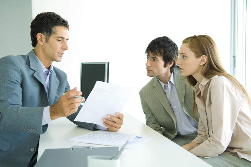 西方人,三个人,商务人士,商务男性,商务女性,办公室,说,横图,室内,白天,正面,衬衫,电脑,显示器,鼠标,键盘,家具,桌子,笔筒,欧洲,欧洲人,套装,网络,笔,材料,档案,文件,办公桌,输入设备,通讯设备,相视,资料,面对面,台式电脑,对视,文档,通信设备,相对,商务装,工薪阶层,输出设备,相看,办公家具,交流,男人,男性,年轻男性,年轻女性,女人,女性,白种人,白领,上班族,沟通,讲话,交谈,说话,谈话,半身,彩图,衬衣