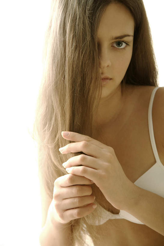 西方人,头发,一个人,家,站,竖图,室内,特写,白天,留白,正面,欧洲,欧洲人,仅一个年轻女性,仅一个女性,仅一个人,握,阴影,内衣,光线,影子,房屋,屋子,棕色,拿,拿着,楼房,裸露,住宅,阳光,站着,握着,裸,年轻女性,女人,女性,白种人,半身,彩图,房子