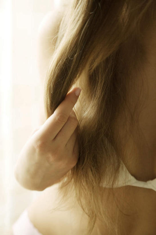 西方人,头发,一个人,家,站,竖图,室内,特写,白天,留白,正面,欧洲,欧洲人,仅一个年轻女性,仅一个女性,仅一个人,握,阴影,内衣,光线,影子,房屋,屋子,棕色,拿,拿着,楼房,裸露,住宅,阳光,站着,握着,裸,年轻女性,女人,女性,白种人,半身,彩图,房子