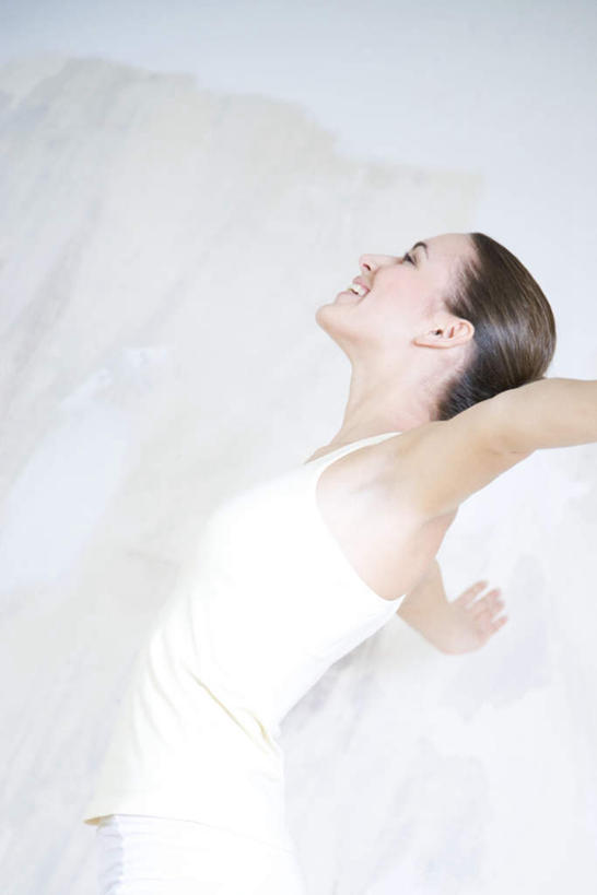 西方人,一个人,家,站,伸展双臂,笑,微笑,露齿笑,竖图,室内,白天,侧面,锻炼,瑜伽,运动,欧洲,欧洲人,仅一个年轻女性,仅一个女性,仅一个人,房屋,屋子,注视,楼房,住宅,观察,看,站着,养生,观看,察看,关注,体育,年轻女性,女人,女性,白种人,敞开双臂,伸开双臂,展开双肩,站立,张开手臂,张开双臂,半身,彩图,健身,房子