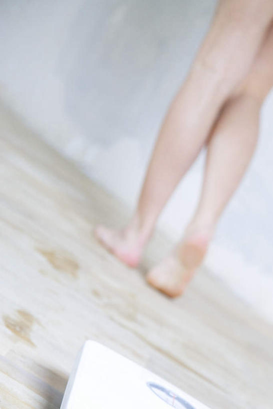 西方人,腿部,腿,一个人,站,竖图,室内,白天,仪器,地板,欧洲,欧洲人,仅一个年轻女性,仅一个女性,仅一个人,墙,地面,生活,注视,木地板,墙壁,墙面,背面,观察,看,站着,健康,观看,察看,衡量,体重,关注,计量,衡器,健康秤,年轻女性,女人,女性,白种人,秤,体重秤,站立,半身,彩图