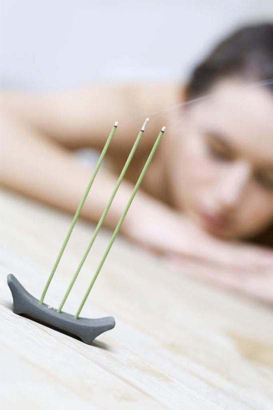 西方人,一个人,闭眼,竖图,室内,白天,正面,地板,蜡烛,欧洲,欧洲人,仅一个年轻女性,仅一个女性,仅一个人,节日,墙,烟雾,地面,燃烧,生活,文化,木地板,墙壁,墙面,佛香,香火,香烛,趴着,祈祷,健康,许愿,宗教,信仰,烧香,纪念,祈求,减肥,平安,年轻女性,女人,女性,白种人,闭眼睛,闭着眼,闭着眼睛,趴,半身,彩图