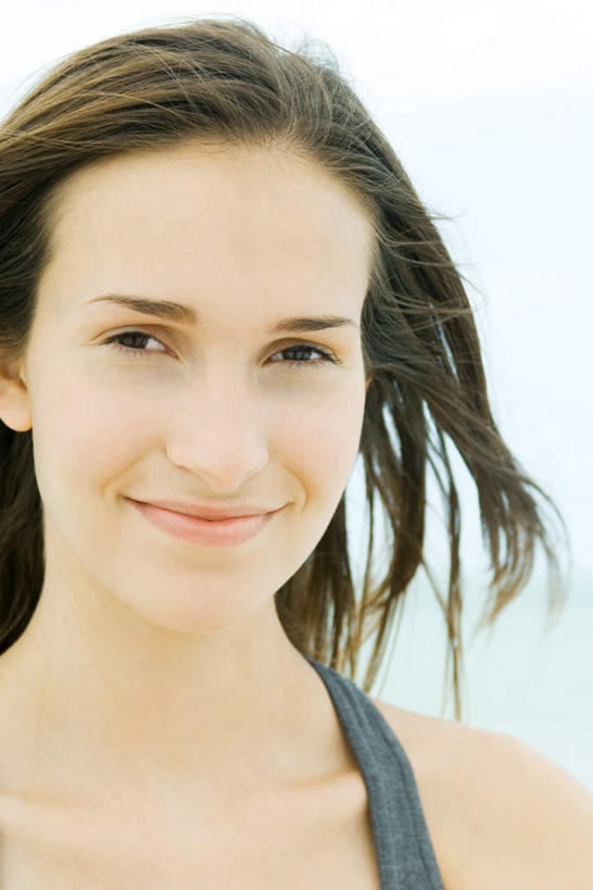 西方人,脸,头,脸颊,一个人,站,笑,微笑,竖图,室外,特写,白天,正面,旅游,度假,欧洲,欧洲人,仅一个年轻女性,仅一个女性,仅一个人,注视,娱乐,蓝色,蓝天,天空,天,观察,看,站着,享受,休闲,放松,观看,察看,关注,户外运动,年轻女性,女人,女性,白种人,头部,脸部,脸蛋,面部,站立,半身,彩图