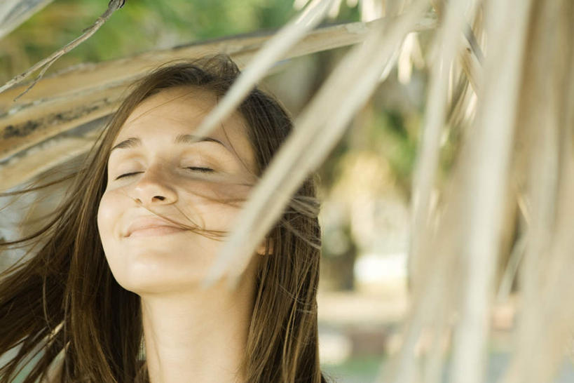 西方人,脸,头,脸颊,一个人,站,闭眼,横图,室外,特写,白天,正面,旅游,度假,叶子,欧洲,欧洲人,仅一个年轻女性,仅一个女性,仅一个人,黄叶,枯叶,娱乐,站着,享受,休闲,放松,户外运动,年轻女性,女人,女性,白种人,头部,脸部,脸蛋,面部,叶,叶片,闭眼睛,闭着眼,闭着眼睛,抬头,仰头,站立,半身,彩图