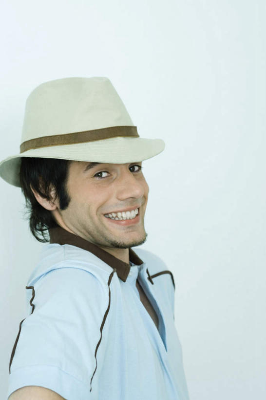 西方人,一个人,站,笑,微笑,露齿笑,竖图,室内,特写,白天,白色背景,侧面,帽子,欧洲,欧洲人,仅一个男性,仅一个人,注视,仅一个年轻男性,遮阳帽,观察,看,站着,摄影,影棚,观看,察看,关注,男人,男性,年轻男性,白种人,站立,半身,彩图,影棚拍摄,拍摄