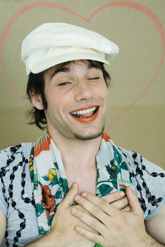 西方人,一个人,笑,双手交叉,微笑,露齿笑,竖图,室内,特写,白天,正面,爱情,化妆,美容,帽子,欧洲,欧洲人,仅一个男性,仅一个人,护肤,黄色背景,爱心,浪漫,仅一个年轻男性,围巾,口红,保养,享受,休闲,温暖,温馨,心形,鬼脸,恩爱,放松,摄影,影棚,和睦,双手抱胸,贝雷帽,养颜,男人,男性,年轻男性,白种人,心型,半身,彩图,影棚拍摄,拍摄,融洽