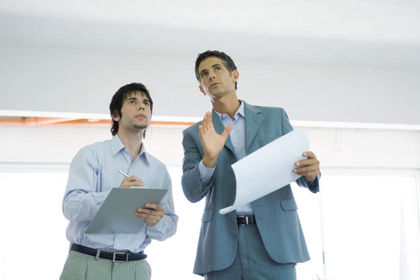 西方人,两个人,同事,商务人士,商务男性,站,说,横图,室内,白天,仰视,衬衫,成功,合作,团队,集体,信心,欧洲,欧洲人,握,写,套装,笔,图纸,墙,设计图,拿,拿着,注视,队伍,墙壁,墙面,观察,记录,看,站着,握着,观看,写字板,察看,领导,成就,关注,商务装,合伙,领袖,工程图,草图,蓝图,工薪阶层,交流,男人,男性,年轻男性,白种人,白领,上班族,设计,沟通,讲话,交谈,说话,谈话,站立,半身,彩图,低角度拍摄,衬衣