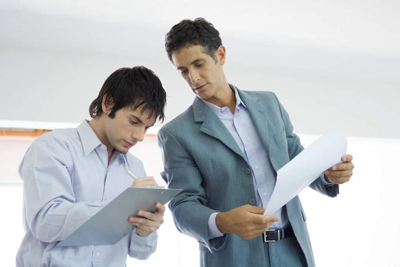 西方人,两个人,同事,商务人士,商务男性,站,说,横图,室内,白天,仰视,衬衫,成功,合作,团队,集体,信心,欧洲,欧洲人,握,写,套装,笔,图纸,墙,设计图,拿,拿着,注视,队伍,墙壁,墙面,观察,记录,看,站着,握着,观看,写字板,察看,领导,成就,关注,商务装,合伙,领袖,工程图,草图,蓝图,工薪阶层,交流,男人,男性,年轻男性,白种人,白领,上班族,设计,沟通,讲话,交谈,说话,谈话,站立,半身,彩图,低角度拍摄,衬衣