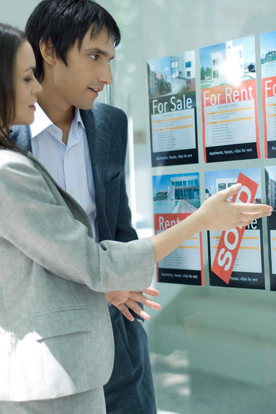 西方人,两个人,夫妻,站,说,竖图,室外,白天,正面,爱情,窗户,落地窗,橱窗,欧洲,欧洲人,指,浪漫,注视,方向,海报,玻璃窗,广告,观察,看,手势,站着,恩爱,恋人,观看,察看,指向,关注,宣传,交流,男人,男性,年轻男性,年轻女性,女人,女性,白种人,情侣,沟通,讲话,交谈,说话,谈话,站立,半身,彩图,伴侣