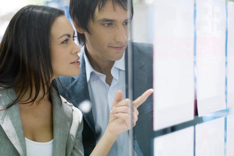 西方人,两个人,夫妻,站,笑,说,微笑,露齿笑,横图,室外,白天,正面,爱情,窗户,落地窗,橱窗,欧洲,欧洲人,指,浪漫,方向,海报,玻璃窗,广告,手势,恩爱,恋人,挑选,指向,选择,宣传,交流,男人,男性,年轻男性,年轻女性,女人,女性,白种人,情侣,沟通,讲话,交谈,说话,谈话,半身,彩图,伴侣