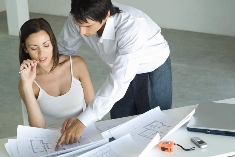 西方人,两个人,夫妻,站,坐,笑,打电话,微笑,露齿笑,横图,俯视,室内,白天,爱情,电脑,笔记本电脑,装修,桌子,建筑,电话,手机,欧洲,欧洲人,撑,握,指,网络,测量,笔,图纸,刻度,办公桌,设计图,浪漫,拿,拿着,注视,方向,文化,通讯设备,尺,卷尺,观察,看,祈祷,手势,站着,恩爱,握着,许愿,恋人,宗教,信仰,观看,钢尺,测量工具,祈求,吉祥,尺子,察看,无线,撑着,指向,关注,风水,通信设备,角尺,无线网络,阴阳,工程图,草图,蓝图,无线上网,便携式电脑,鲁班尺,量具,量仪,钢卷尺,文公尺,门公尺,门尺,丁兰尺,门光尺,吉凶,吉利,晦气,不祥,倒霉,霉运,恶兆,凶险,交流,平安,手提电脑,男人,男性,年轻男性,年轻女性,女人,女性,白种人,情侣,设计,沟通,通话,站立,坐着,半身,彩图,高角度拍摄,伴侣