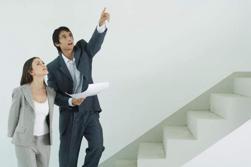 西方人,两个人,夫妻,站,说,横图,室内,白天,正面,爱情,楼梯,欧洲,欧洲人,握,指,图纸,阶梯,墙,设计图,浪漫,拿,拿着,注视,方向,墙壁,墙面,台阶,观察,看,手势,站着,恩爱,握着,恋人,观看,察看,指向,关注,工程图,草图,蓝图,交流,男人,男性,年轻男性,年轻女性,女人,女性,白种人,情侣,设计,沟通,讲话,交谈,说话,抬头,谈话,仰头,站立,半身,彩图,伴侣