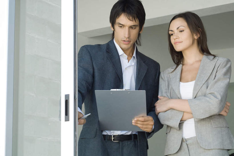 西方人,两个人,同事,商务人士,设计师,建筑师,商务男性,商务女性,站,说,双手交叉,横图,室内,白天,仰视,衬衫,讨论,成功,合作,团队,集体,信心,门,欧洲,欧洲人,套装,笔,墙,拿,拿着,注视,队伍,墙壁,墙面,门框,观察,看,站着,介绍,观看,写字板,察看,领导,双手抱胸,成就,购买,关注,房地产,销售,商务装,合伙,领袖,工薪阶层,交流,男人,男性,年轻男性,年轻女性,女人,女性,白种人,白领,美术设计员,上班族,设计,设计家,设计者,沟通,讲话,交谈,商讨,说话,谈话,站立,半身,彩图,低角度拍摄,衬衣