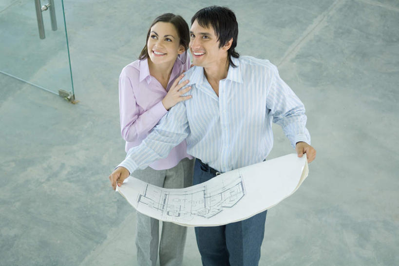 西方人,两个人,夫妻,站,抱,笑,说,微笑,露齿笑,横图,俯视,室内,白天,爱情,门,欧洲,欧洲人,浪漫,注视,门框,观察,看,站着,恩爱,恋人,抱着,观看,察看,搂着,关注,交流,男人,男性,年轻男性,年轻女性,女人,女性,白种人,情侣,沟通,怀抱,讲话,交谈,搂,搂抱,说话,抬头,谈话,相抱,仰头,拥抱,站立,半身,彩图,高角度拍摄,伴侣