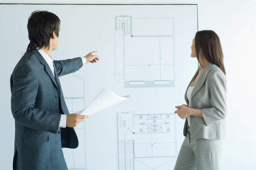 西方人,两个人,夫妻,商务人士,商务男性,商务女性,站,笑,说,微笑,露齿笑,横图,室内,白天,侧面,衬衫,爱情,欧洲,欧洲人,指,套装,图纸,设计图,浪漫,注视,方向,观察,看,手势,站着,恩爱,恋人,观看,察看,指向,关注,商务装,工程图,草图,蓝图,工薪阶层,投影幕,交流,男人,男性,年轻男性,年轻女性,女人,女性,白种人,情侣,白领,上班族,设计,沟通,讲话,交谈,说话,谈话,站立,半身,彩图,衬衣,伴侣