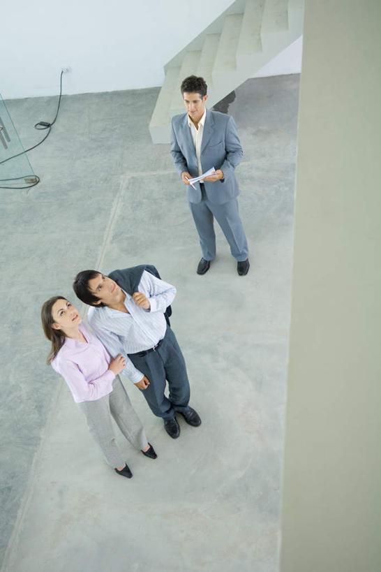 西方人,三个人,夫妻,商务人士,商务男性,商务女性,站,笑,说,微笑,露齿笑,竖图,俯视,室内,白天,衬衫,爱情,欧洲,欧洲人,套装,笔,电线,图纸,墙,插座,设计图,浪漫,注视,墙壁,墙面,看,恩爱,恋人,关注,商务装,工程图,草图,蓝图,工薪阶层,交流,男人,男性,年轻男性,年轻女性,女人,女性,白种人,情侣,白领,上班族,设计,沟通,讲话,交谈,说话,抬头,谈话,仰头,彩图,高角度拍摄,全身,衬衣,伴侣