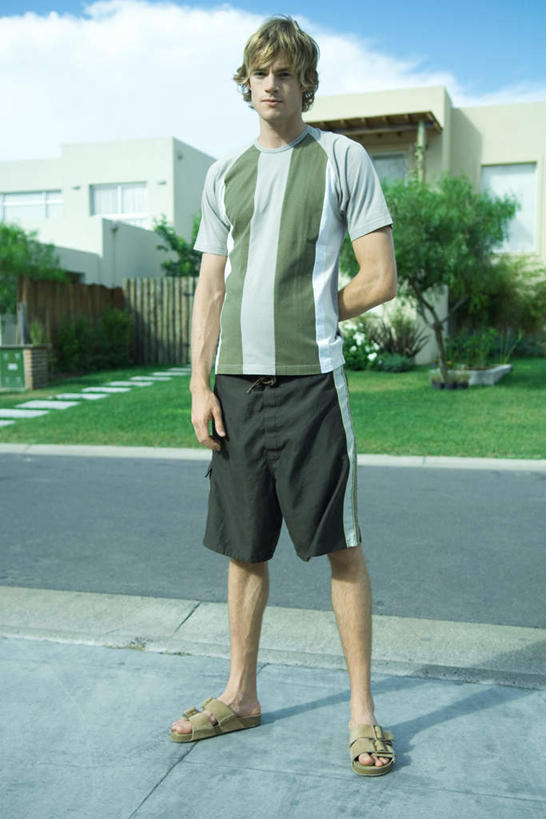 西方人,一个人,家,站,竖图,室外,白天,正面,旅游,度假,草地,草坪,植物,欧洲,欧洲人,仅一个男性,仅一个人,阴影,服装,光线,影子,房屋,屋子,云,云朵,公寓,云彩,注视,休闲装,娱乐,洋房,楼房,住宅,草,仅一个年轻男性,衣服,蓝色,绿色,白云,蓝天,天空,阳光,天,观察,看,站着,享受,休闲,休闲服,放松,服饰,晴朗,观看,察看,关注,男人,男性,年轻男性,白种人,晴空,站立,彩图,全身,房子