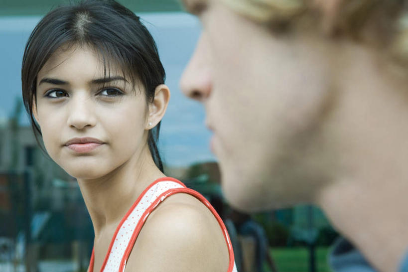 西方人,脸,头,脸颊,两个人,横图,室外,特写,白天,正面,爱情,旅游,度假,窗户,欧洲,欧洲人,服装,浪漫,休闲装,娱乐,玻璃窗,相视,衣服,享受,休闲,面对面,休闲服,恩爱,放松,恋人,服饰,对视,相对,相看,男人,男性,年轻男性,年轻女性,女人,女性,白种人,头部,脸部,脸蛋,面部,情侣,半身,彩图,伴侣