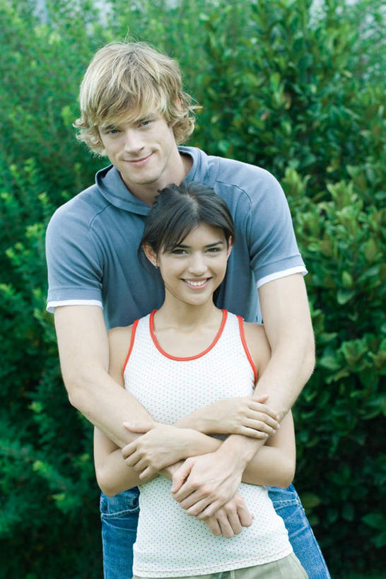 西方人,两个人,站,抱,笑,微笑,露齿笑,竖图,室外,白天,正面,爱情,旅游,度假,植物,欧洲,欧洲人,服装,浪漫,注视,休闲装,娱乐,树,树木,衣服,绿色,自然,观察,看,站着,享受,休闲,休闲服,恩爱,放松,恋人,服饰,生长,成长,抱着,观看,察看,搂着,关注,男人,男性,年轻男性,年轻女性,女人,女性,白种人,情侣,怀抱,搂,搂抱,相抱,拥抱,站立,半身,彩图,伴侣