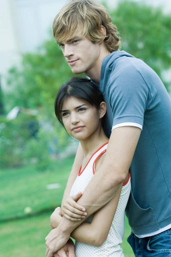 西方人,两个人,站,抱,竖图,室外,白天,侧面,爱情,旅游,度假,草地,草坪,植物,欧洲,欧洲人,服装,浪漫,注视,休闲装,娱乐,草,树,树木,衣服,绿色,自然,观察,看,站着,享受,休闲,休闲服,恩爱,放松,恋人,服饰,生长,成长,抱着,观看,察看,搂着,关注,男人,男性,年轻男性,年轻女性,女人,女性,白种人,情侣,怀抱,搂,搂抱,相抱,拥抱,站立,半身,彩图,伴侣