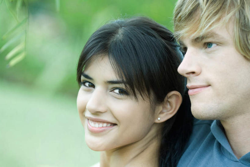 西方人,脸,头,脸颊,两个人,坐,笑,微笑,露齿笑,横图,室外,特写,白天,正面,爱情,旅游,度假,叶子,欧洲,欧洲人,绿叶,浪漫,注视,娱乐,观察,看,享受,休闲,嫩叶,恩爱,放松,恋人,观看,察看,关注,户外运动,男人,男性,年轻男性,年轻女性,女人,女性,白种人,头部,脸部,脸蛋,面部,情侣,叶,叶片,坐着,半身,彩图,伴侣