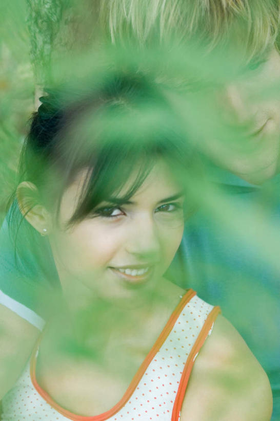 西方人,两个人,抱,笑,微笑,露齿笑,竖图,俯视,室外,白天,爱情,旅游,度假,叶子,欧洲,欧洲人,服装,朦胧,模糊,绿叶,浪漫,休闲装,娱乐,衣服,享受,休闲,休闲服,嫩叶,恩爱,放松,恋人,服饰,抱着,搂着,男人,男性,年轻男性,年轻女性,女人,女性,白种人,情侣,叶,叶片,怀抱,搂,搂抱,相抱,拥抱,半身,彩图,高角度拍摄,伴侣