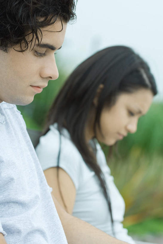 西方人,两个人,夫妻,坐,竖图,室外,白天,侧面,爱情,旅游,度假,草地,草坪,植物,欧洲,欧洲人,服装,云,云朵,浪漫,云彩,注视,休闲装,娱乐,草,衣服,蓝色,绿色,白云,蓝天,天空,天,观察,看,享受,休闲,休闲服,恩爱,放松,恋人,服饰,晴朗,观看,察看,关注,男人,男性,年轻男性,年轻女性,女人,女性,白种人,情侣,晴空,坐着,半身,彩图,伴侣