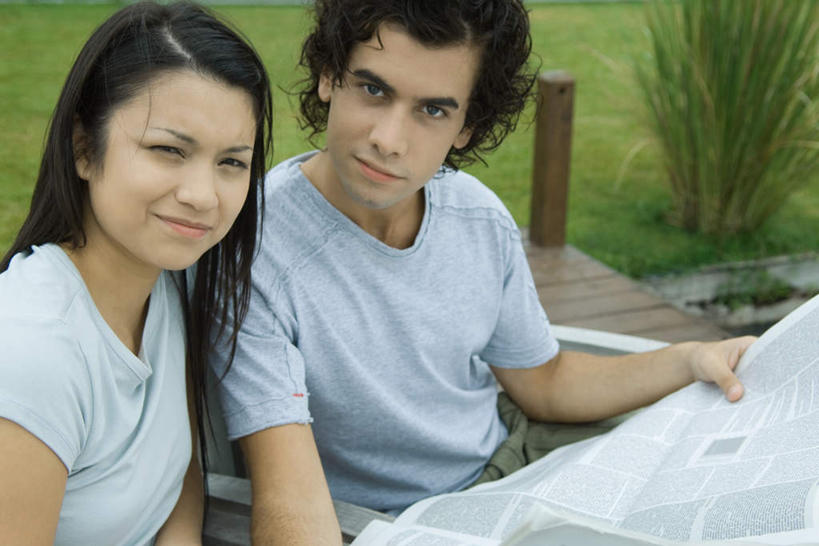 西方人,两个人,夫妻,栏杆,坐,笑,微笑,横图,室外,白天,正面,爱情,旅游,度假,阅读,草地,草坪,植物,报纸,欧洲,欧洲人,握,学习,服装,栅栏,篱笆,围栏,浪漫,拿,拿着,注视,休闲装,娱乐,护栏,草,衣服,绿色,观察,看,享受,休闲,休闲服,恩爱,放松,浏览,握着,恋人,服饰,观看,察看,关注,男人,男性,年轻男性,年轻女性,女人,女性,白种人,情侣,坐着,半身,彩图,伴侣