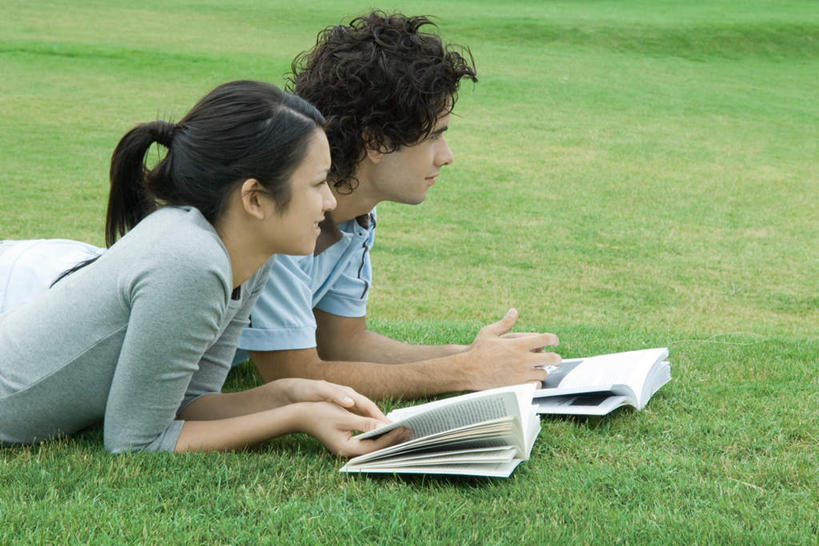 西方人,两个人,夫妻,笑,微笑,横图,室外,白天,侧面,爱情,看书,旅游,度假,阅读,草地,草坪,植物,书籍,欧洲,欧洲人,撑,学习,服装,浪漫,注视,休闲装,娱乐,草,衣服,绿色,书本,观察,看,趴着,享受,休闲,休闲服,恩爱,放松,读书,浏览,恋人,服饰,观看,察看,撑着,关注,男人,男性,年轻男性,年轻女性,女人,女性,白种人,情侣,书,图书,趴,半身,彩图,伴侣