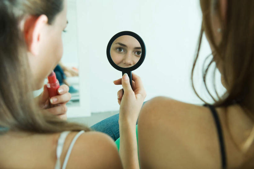 西方人,两个人,伙伴,朋友,站,横图,室内,白天,化妆,美容,友谊,镜子,欧洲,欧洲人,护肤,握,反射,拿,拿着,注视,背面,化妆镜,化妆品,口红,观察,看,站着,保养,享受,休闲,放松,握着,观看,镜像,察看,镜面,关注,养颜,光学,友情,年轻女性,女人,女性,白种人,站立,彩图,全身