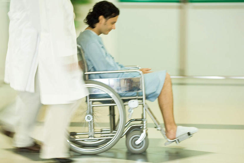 西方人,两个人,医生,病人,医院,站,推,闭眼,横图,室内,白天,正面,地板,椅子,欧洲,欧洲人,阴影,服装,朦胧,模糊,光线,影子,地面,休闲装,木地板,衣服,阳光,轮椅,站着,医护人员,医疗人员,休闲,休闲服,服饰,白大褂,男人,男性,年轻男性,白种人,大夫,患者,就医者,闭眼睛,闭着眼,闭着眼睛,站立,半身,彩图