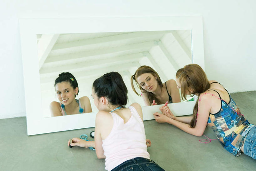 西方人,两个人,笑,微笑,露齿笑,横图,室内,白天,地板,镜子,欧洲,欧洲人,一块,撑,服装,墙,地面,注视,休闲装,木地板,墙壁,墙面,背面,衣服,观察,看,趴着,休闲,休闲服,服饰,观看,镜像,察看,撑着,镜面,关注,年轻女性,女人,女性,白种人,趴,半身,彩图