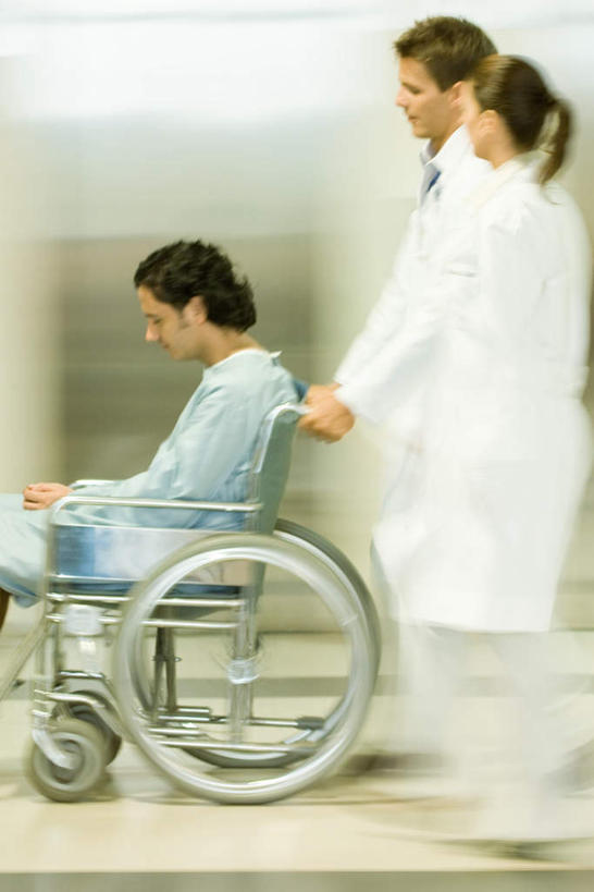 西方人,三个人,医生,病人,站,推,闭眼,竖图,室内,白天,侧面,地板,椅子,欧洲,欧洲人,朦胧,模糊,墙,地面,木地板,墙壁,墙面,一个,轮椅,站着,医护人员,医疗人员,单个,白大褂,男人,男性,年轻男性,年轻女性,女人,女性,白种人,大夫,患者,就医者,闭眼睛,闭着眼,闭着眼睛,站立,半身,彩图