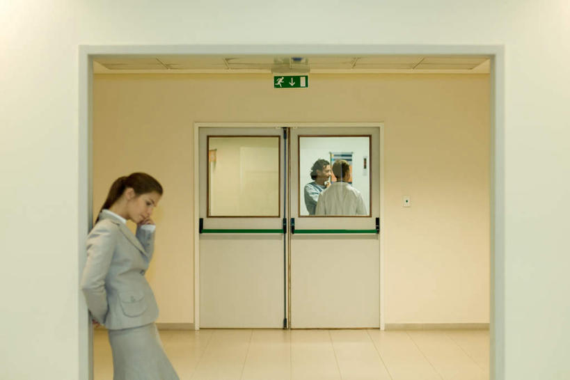 西方人,背部,三个人,医生,医院,站,摸,横图,室内,白天,侧面,地板,门,欧洲,欧洲人,抚摸,墙,地面,注视,木地板,墙壁,墙面,门框,观察,看,靠,站着,医护人员,医疗人员,观看,察看,白大褂,关注,医疗机构,男人,男性,年轻男性,年轻女性,女人,女性,白种人,大夫,触摸,接触,站立,半身,彩图,病院,诊所