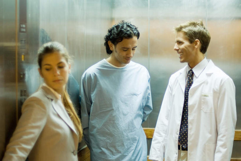 西方人,三个人,医生,医院,站,闭眼,横图,室内,白天,正面,电梯,欧洲,欧洲人,朦胧,模糊,开关,按钮,低头,靠,站着,医护人员,医疗人员,白大褂,医疗机构,男人,男性,年轻男性,年轻女性,女人,女性,白种人,大夫,闭眼睛,闭着眼,闭着眼睛,站立,半身,彩图,病院,诊所