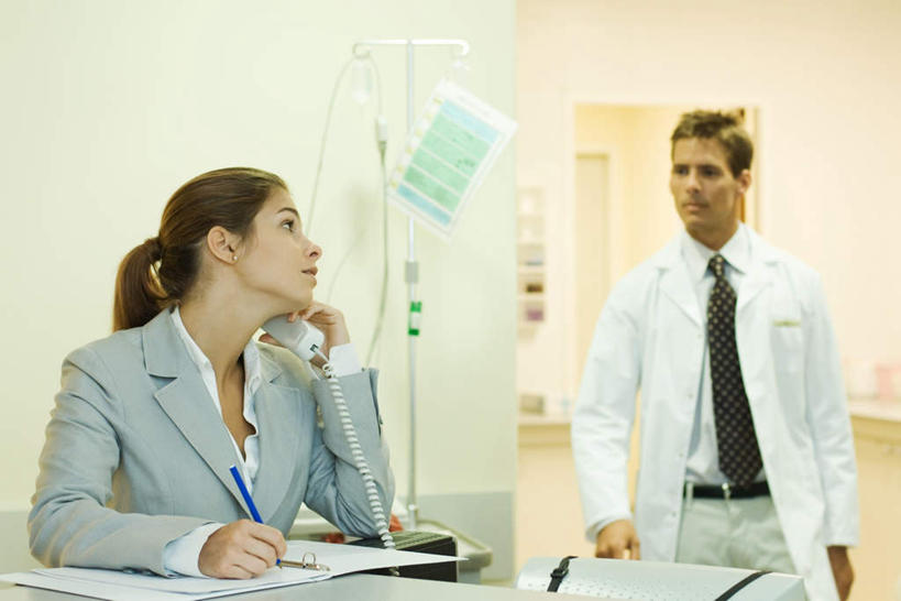 西方人,两个人,医生,医院,站,举,打电话,横图,室内,白天,正面,地板,桌子,电话,手机,欧洲,欧洲人,材料,档案,文件,支架,办公桌,墙,地面,听,注视,通讯设备,木地板,墙壁,墙面,资料,观察,回头,看,托,站着,转头,医护人员,医疗人员,观看,一台,察看,白大褂,关注,文档,医疗机构,交流,男人,男性,年轻男性,年轻女性,女人,女性,白种人,大夫,沟通,举着,通话,向上举,向上伸,向上托,站立,半身,彩图,病院,诊所