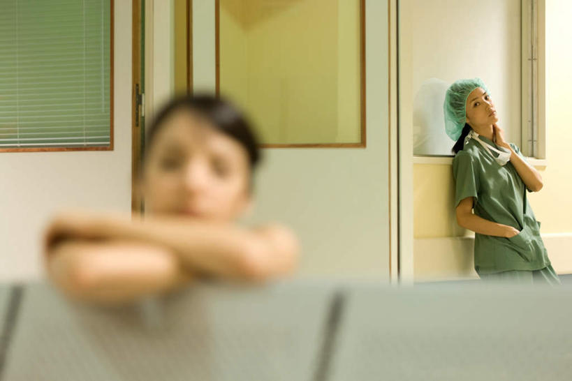 西方人,两个人,医生,医院,站,横图,室内,白天,正面,工作服,制服,门,欧洲,欧洲人,撑,朦胧,模糊,墙,注视,墙壁,墙面,门框,观察,看,靠,趴着,站着,医护人员,医疗人员,观看,察看,撑着,白大褂,关注,医疗机构,工作制服,年轻女性,女人,女性,白种人,大夫,插兜,两手抄兜,两手放兜,趴,手插兜,手放口袋,站立,半身,彩图,工作套服,病院,诊所