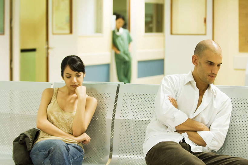 西方人,三个人,病人,医院,坐,双手交叉,横图,室内,白天,正面,窗户,门,椅子,欧洲,欧洲人,撑,服装,包,公文包,墙,注视,休闲装,玻璃窗,墙壁,墙面,一个,衣服,门框,低头,观察,看,休闲,休闲服,服饰,单个,公事包,观看,察看,撑着,双手抱胸,关注,医疗机构,男人,男性,年轻男性,年轻女性,女人,女性,白种人,患者,就医者,插兜,两手抄兜,两手放兜,手插兜,手放口袋,坐着,半身,彩图,病院,诊所