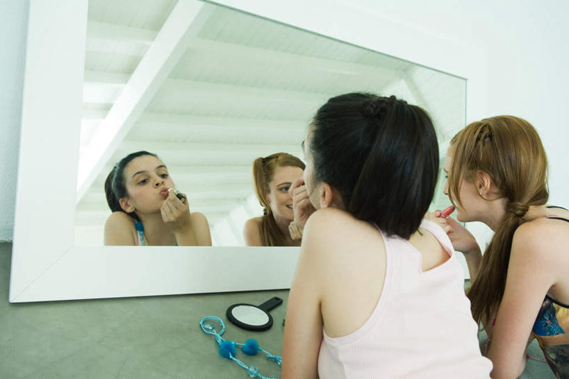 西方人,两个人,站,笑,微笑,露齿笑,横图,室内,白天,仰视,化妆,镜子,欧洲,欧洲人,一块,撑,服装,涂抹,注视,休闲装,衣服,唇膏,化妆品,首饰,观察,看,站着,休闲,休闲服,服饰,观看,镜像,察看,撑着,镜面,化妆间,关注,年轻女性,女人,女性,白种人,站立,半身,彩图,低角度拍摄