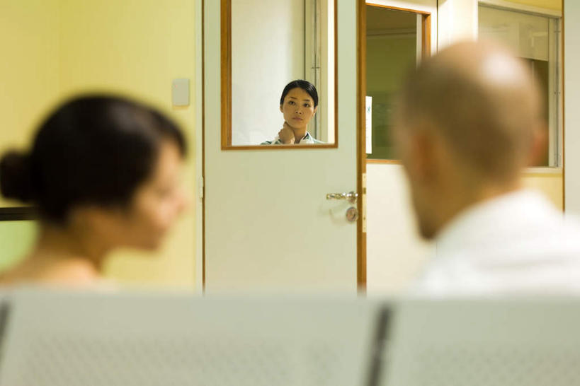 西方人,三个人,病人,医院,坐,摸,横图,室内,白天,窗户,门,椅子,欧洲,欧洲人,抚摸,朦胧,模糊,墙,注视,玻璃窗,墙壁,墙面,背面,门框,观察,看,观看,察看,关注,医疗机构,男人,男性,年轻男性,年轻女性,女人,女性,白种人,患者,就医者,触摸,接触,坐着,半身,彩图,病院,诊所