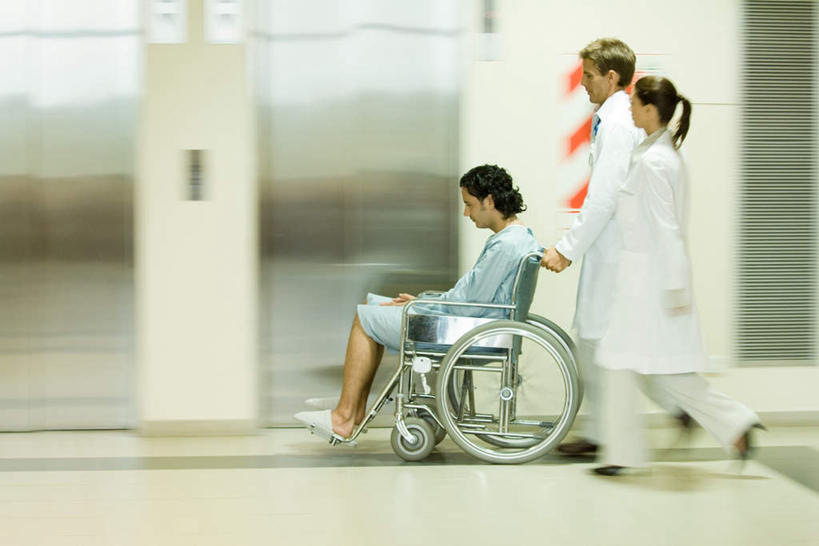 西方人,三个人,医生,病人,医院,站,推,闭眼,横图,室内,白天,侧面,电梯,椅子,欧洲,欧洲人,朦胧,模糊,瓷砖,地砖,墙,地面,墙壁,墙面,一个,轮椅,站着,医护人员,医疗人员,单个,白大褂,男人,男性,年轻男性,年轻女性,女人,女性,白种人,大夫,患者,就医者,闭眼睛,闭着眼,闭着眼睛,站立,彩图,全身