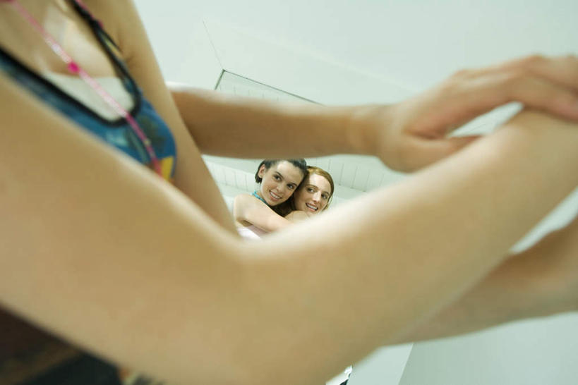 西方人,手,两个人,站,抱,笑,微笑,露齿笑,横图,俯视,室内,白天,镜子,欧洲,欧洲人,一块,撑,服装,墙,注视,休闲装,墙壁,墙面,衣服,首饰,观察,看,站着,休闲,手部,休闲服,搭,服饰,抱着,观看,镜像,察看,撑着,搂着,镜面,关注,年轻女性,女人,女性,白种人,搂,搂抱,站立,半身,彩图,高角度拍摄