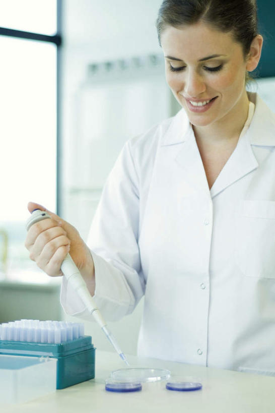 西方人,一个人,医生,站,竖图,室内,白天,正面,实验,窗户,柜子,桌子,欧洲,欧洲人,仅一个年轻女性,仅一个女性,仅一个人,握,研究,分析,科学,化学,测试,材料,档案,试管架,文件,办公桌,实验室,研究室,拿,拿着,注视,玻璃窗,架子,资料,低头,观察,看,站着,医护人员,医疗人员,握着,观看,科研,察看,白大褂,关注,文档,化验,检验,研究所,档案柜,试验耗材,实验用品,化验室,检验室,年轻女性,女人,女性,白种人,大夫,站立,半身,彩图