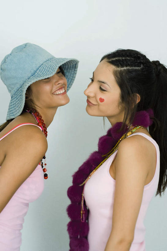 西方人,两个人,伙伴,朋友,站,笑,微笑,露齿笑,竖图,室内,白天,白色背景,侧面,友谊,帽子,吊带,欧洲,欧洲人,挂饰,墙,注视,吊带衫,墙壁,墙面,粉色,围巾,遮阳帽,观察,看,站着,摄影,影棚,围脖,观看,察看,关注,友情,年轻女性,女人,女性,白种人,站立,半身,彩图,影棚拍摄,拍摄