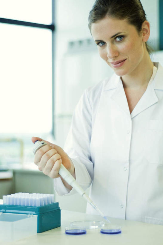 西方人,一个人,医生,站,笑,微笑,露齿笑,竖图,室内,白天,正面,实验,窗户,柜子,桌子,欧洲,欧洲人,仅一个年轻女性,仅一个女性,仅一个人,握,研究,分析,科学,化学,测试,材料,档案,试管架,文件,办公桌,实验室,研究室,拿,拿着,注视,玻璃窗,架子,资料,观察,看,站着,医护人员,医疗人员,握着,观看,科研,察看,白大褂,关注,文档,化验,检验,研究所,档案柜,试验耗材,实验用品,化验室,检验室,年轻女性,女人,女性,白种人,大夫,站立,半身,彩图