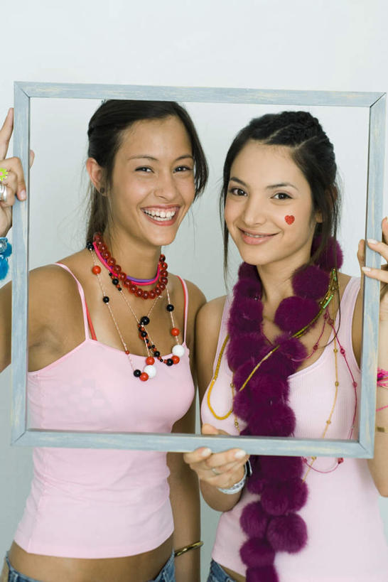 西方人,两个人,伙伴,朋友,站,笑,微笑,露齿笑,竖图,室内,白天,白色背景,正面,友谊,吊带,欧洲,欧洲人,握,挂饰,墙,拿,拿着,注视,吊带衫,墙壁,墙面,粉色,围巾,框架,观察,看,站着,握着,摄影,影棚,围脖,观看,察看,关注,友情,年轻女性,女人,女性,白种人,站立,半身,彩图,影棚拍摄,拍摄