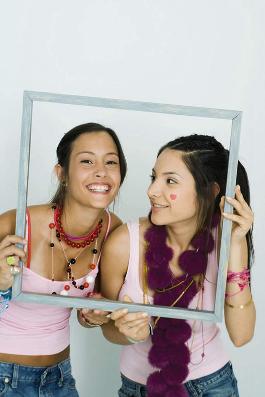 西方人,两个人,伙伴,朋友,站,笑,微笑,露齿笑,竖图,室内,白天,白色背景,正面,友谊,吊带,欧洲,欧洲人,握,挂饰,墙,拿,拿着,注视,吊带衫,墙壁,墙面,粉色,围巾,框架,观察,看,弯,站着,握着,摄影,影棚,围脖,观看,察看,关注,友情,年轻女性,女人,女性,白种人,站立,半身,彩图,影棚拍摄,拍摄